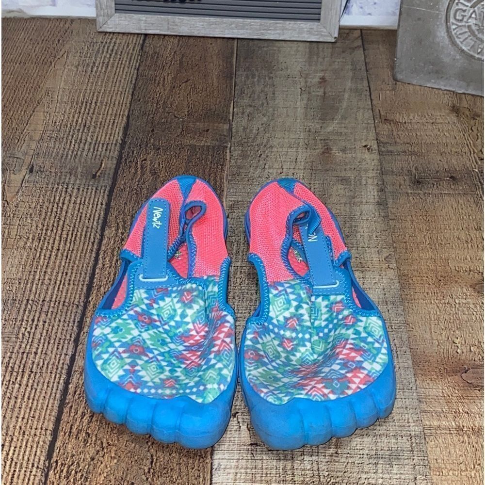 💜 Newtz‎ Girls' Youth Water Shoes Size 4/5